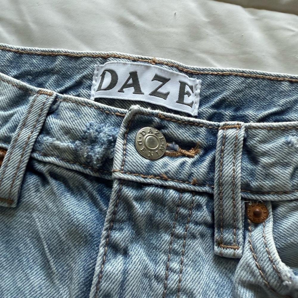 Daze Women’s Light Wash Distressed Jeans High Waisted size 26 - Picture 6 of 8
